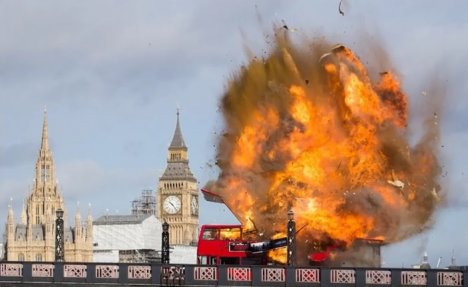 (VIDEO) ŠOK MEĐU TURISTIMA U LONDONU: Eksplodirao autobus nedaleko od parlamenta!