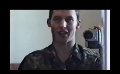 (VIDEO) SRCE MU OSTALO NA KOSOVU: Britanski oficir postao pevač zbog nesrećne ljubavi