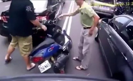 (VIDEO) ŠTA URADI, CRNI ČOVEČE?! Umesto da pomogne motorciklisti...