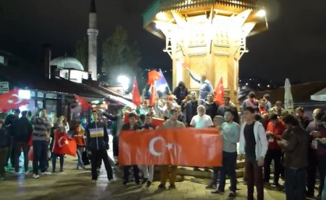 (VIDEO) STALI UZ ERDOGANA: I turski državljani u Sarajevu izašli na ulice 