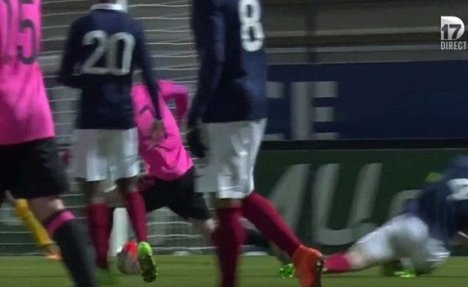 (VIDEO) URLAO OD BOLOVA: Fudbalska zvezda od 50 miliona evra doživela užasnu povredu