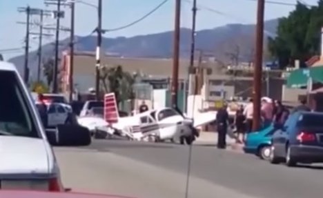 (VIDEO) USRED ŠPICA: Pao na raskrsnicu u Los Anđelesu... avionom!