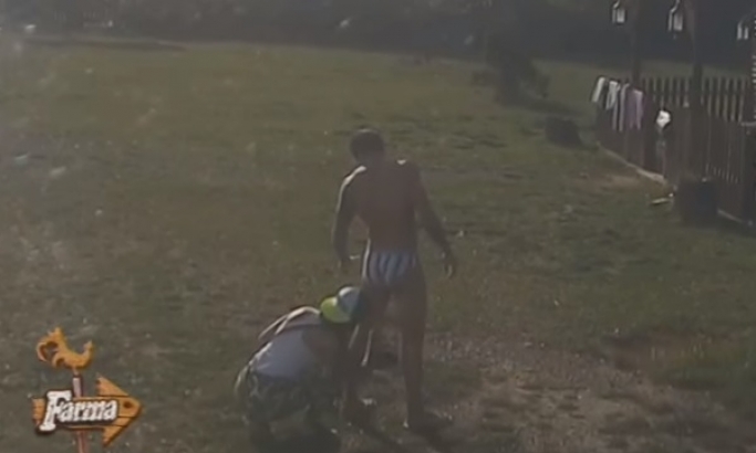 VIDEO: Uzela je brijač u ruke i obrijala mu prašumu tamo dole