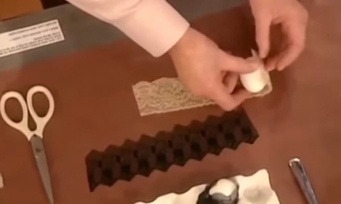 VIDEO: Uzela je malo čipke i uvila jaja. Pogledajte šta je dobila!