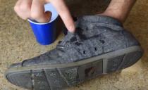 (VIDEO) VEOMA JEDNOSTAVNO: Uz ovaj trik vaše cipele postaće otporne na vodu