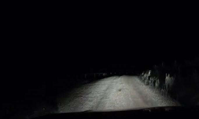 VIDEO: Vozio je noću po napuštenom putu, a onda...