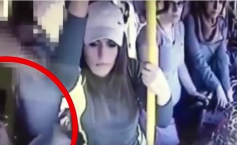 (VIDEO) ZAMERIO SE POGREŠNOJ: Manijaka pretukla grupa žena, kada je jednu pipao u prepunom autobusu