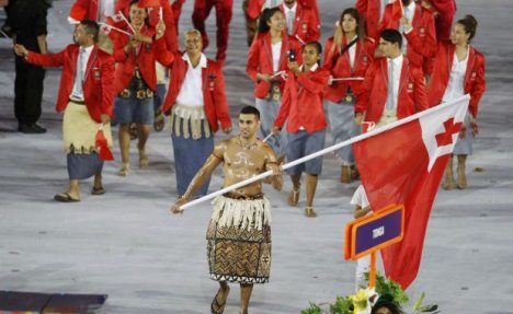 (VIDEO) ZASENIO CEREMONIJU SVEČANOG OTVARANJA Nauljeni i polugoli olimpijac iz Tonge zapanjio svet!