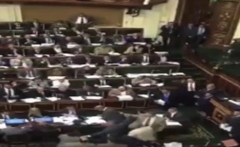 (VIDEO) ZBOG VEČERE S IZRAELSKIM AMBASADOROM: Poslanik u egipatskom parlamentu gađao kolegu cipelom