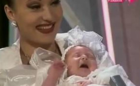 (VIDEO) ZVEZDA OD MALIH NOGU: Pogledajte Anastasiju u Cecinom naručju sa samo mesec dana!