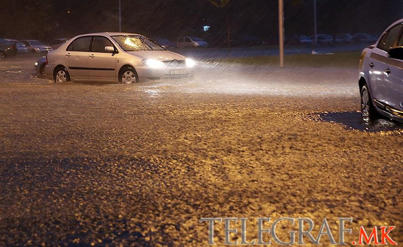 VODA NOSI AUTOMOBILE, VETAR ČUPA DRVEĆE: Oluja izazvala kataklizmu u Skoplju (FOTO) (VIDEO)