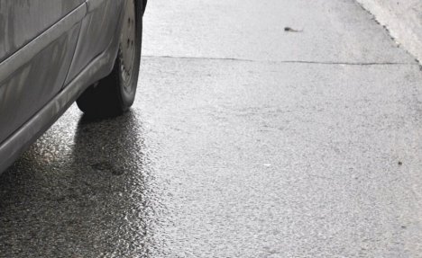 VOZAČI, OPREZ: Zbog vlažnih kolovoza potreban oprez za volanom