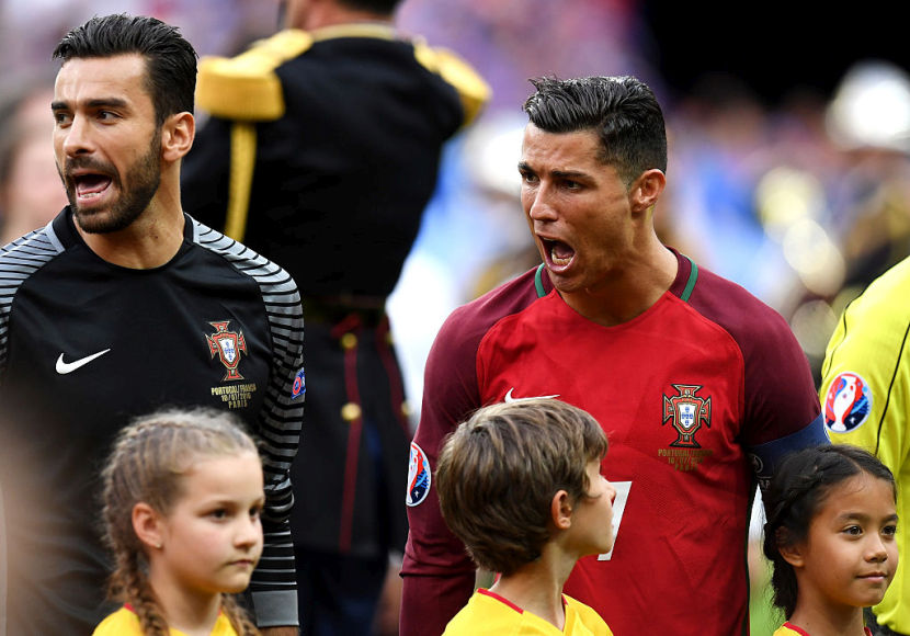 VRHUNSKA FOTKA: Ronaldo se osmehnuo klincima pred finale, i njihova reakcija je neodoljiva!
