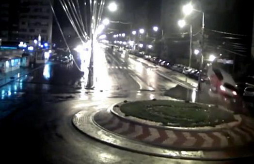 Video iz Rumunije: Preleteo kružni tok, pa završio iza rešetaka