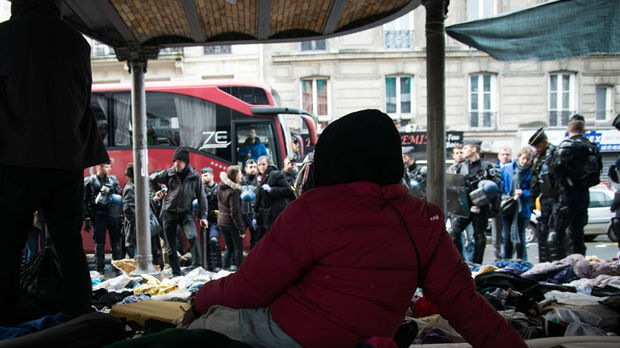 Više od 1.000 migranata raseljeno iz kampa u Parizu