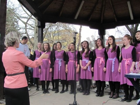 Članice ženskog hora „Viva Voce“ pevaju za decu iz „Duge“