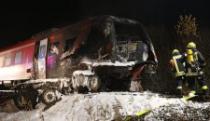 Voz udario u kamion i traktor u Nemačkoj, najmanje jedna osoba je poginula