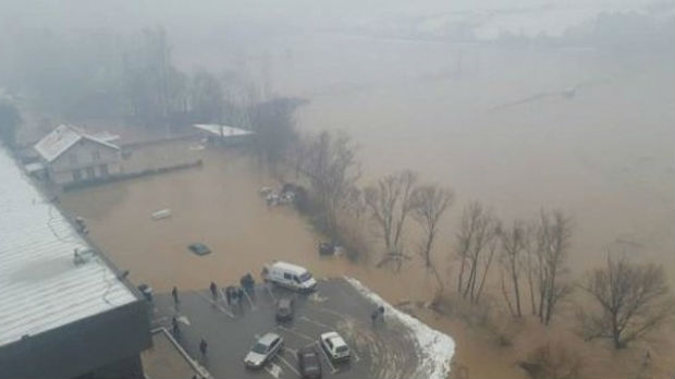 Vučić ponudio pomoć Mustafi zbog poplava