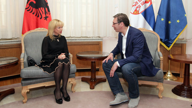 Vučić sa albanskom operskom pevačicom Invom Mulom