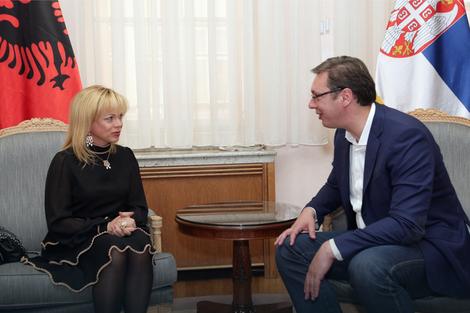 Vučić sa albanskom pevačicom: Neophodno raditi na zajedničkim kulturnim događajima