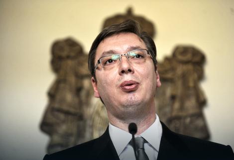 Vučić se u sedištu SPS upisao u knjigu žalosti