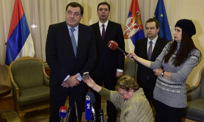 Vučića teraju da slomi Dodika