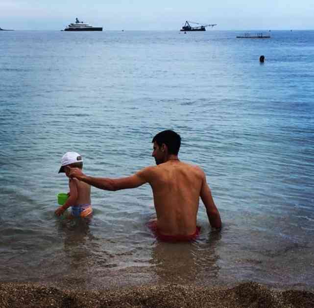 ZASLUŽENI ODMOR: Novak sa sinom uživa na moru