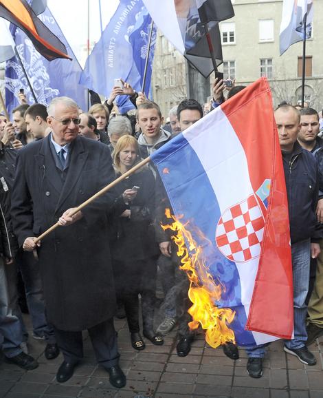 ŽELE ŠEŠELJA IZA REŠETAKA Hrvatsko tužilaštvo možda pokreće postupak PROTIV RADIKALA