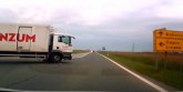Za dlaku izbegnuta tragedija: Kamiondžija kod Osijeka pokazao kako NE treba voziti kamion