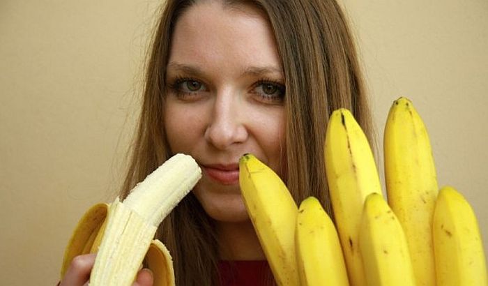 Zabranjeno da se jedu banane na zavodljiv način