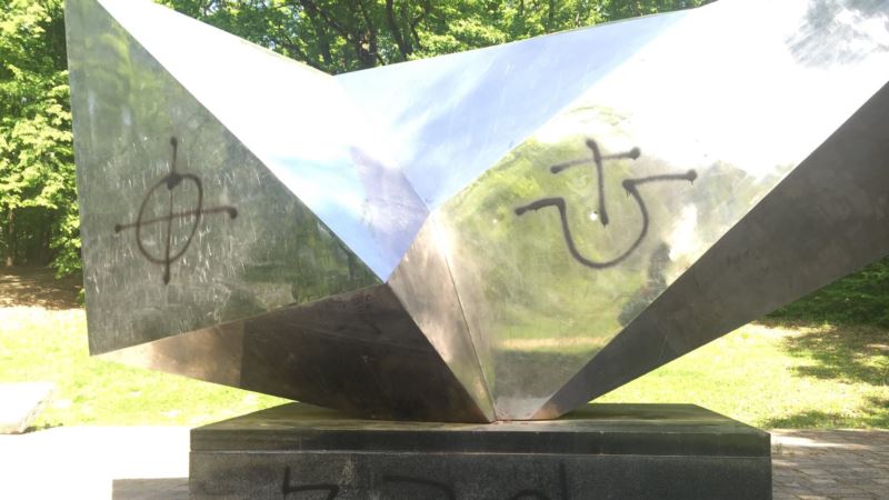 Zagreb: Ustaški i naci grafiti na spomeniku žrtvama