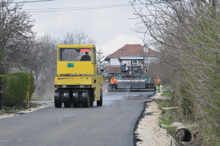 Zamena dotrajalog asfalta u ulici Svetolika Mladenovića
