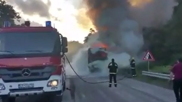 Zapalio se autobus pun đaka kod Cetinja (VIDEO)