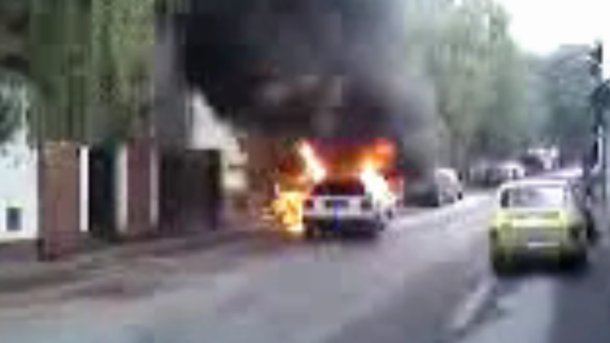 Zapalio se automobil u pokretu u Novom Sadu, VIDEO