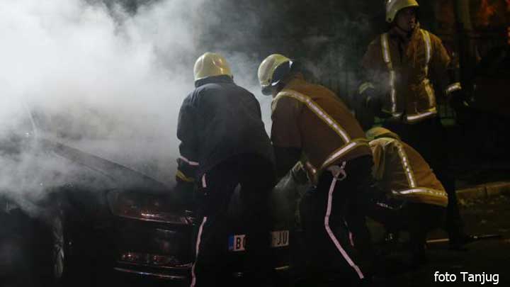 Zapaljeno vozilo Srbina policajca u K. Mitrovici