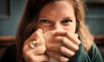 Žene, nemojte da se zagrcnete: Previše kafe smanjuje grudi