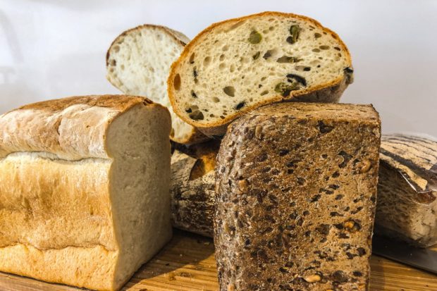 Пет најздравијих врста хлеба Хлеб направљен од целог зрна обично нуди највише хранљивих материја.