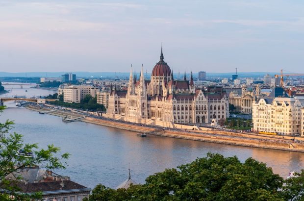 Мађарска привлачи богате дозволама боравка