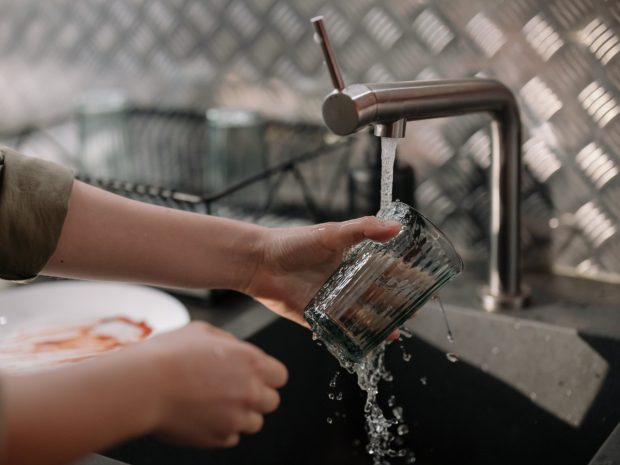 Како се правилно перу стаклене чаше у машини за судове? Спречите да се изгребу уз мали трик