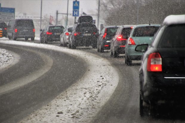Снежне олује у Немачкој, путници заглављени у возилима
