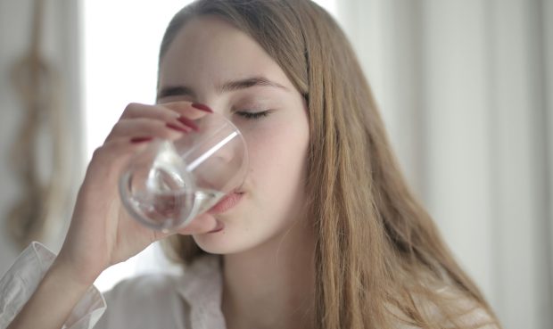 Грешке које правимо када пијемо воду могу негативно да утичу на нас: Шта никако не треба да радимо