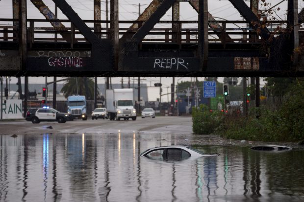 Јужну Калифорнију погодила олуја, поплављен Лонг Бич, затворени путеви