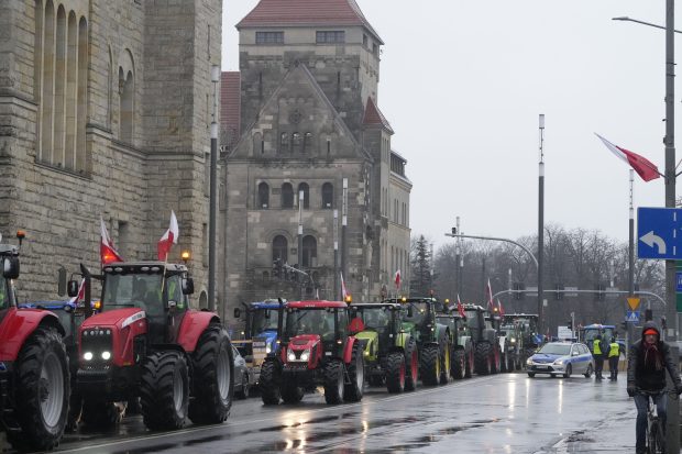 Пољски пољопривредници блокирали путеве широм земље