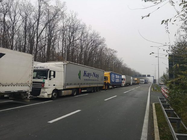 Задржавање теретних возила на граничном прелазу Градина, колона на ауто-путу