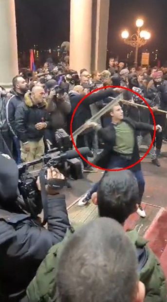 Пала лажна прича опозиције о „невином студенту“: Испливао видео који доказује да је Димитрије Радовановић моткама напао полицајце (ВИДЕО)