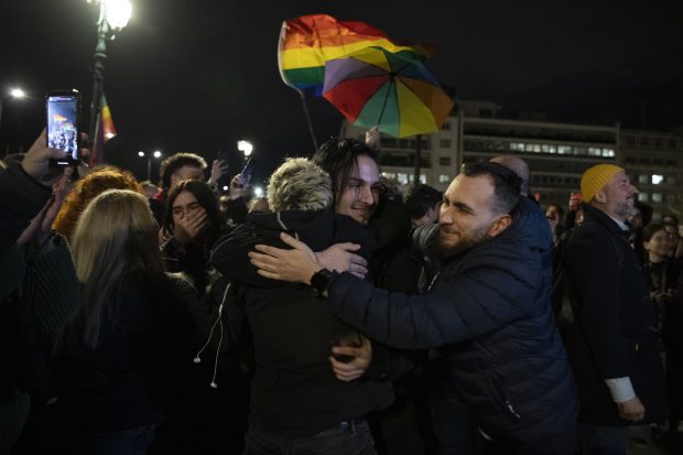Грчка легализовала истополне бракове