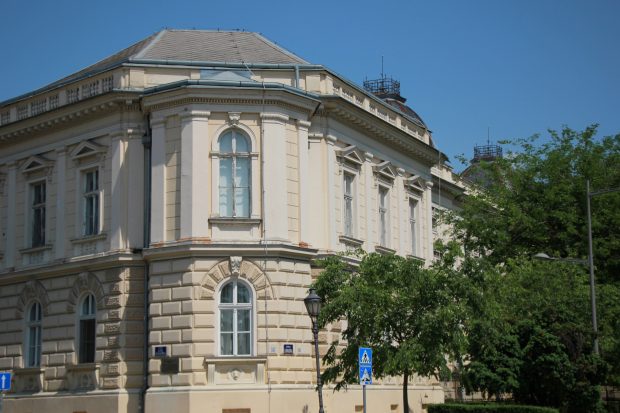 Који музеј се налази између Архива Војводине и Музеја Војводине и када је он отворен?