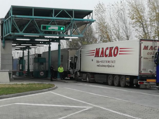 Камиони чекају осам сати на граничном прелазу Батровци