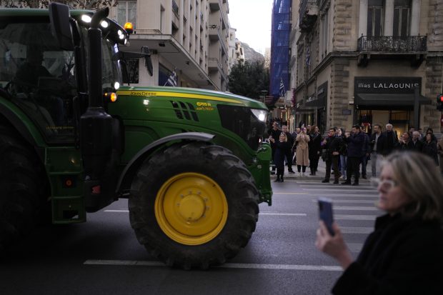 Протест грчких пољопривредника у центру Атине други дан заредом