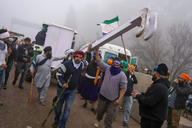 На протесту фармера у Индији полиција употребила сузавце, затворени аутопутеви